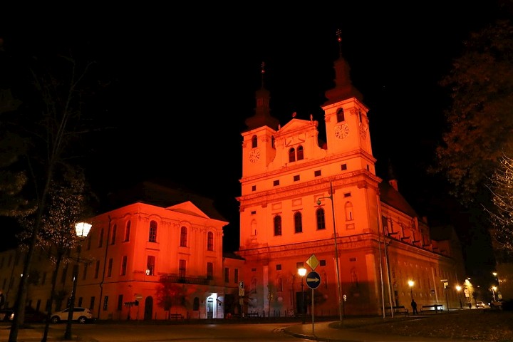 Nasvietenie dominánt na červeno pripomenie obete porušovania náboženskej slobody