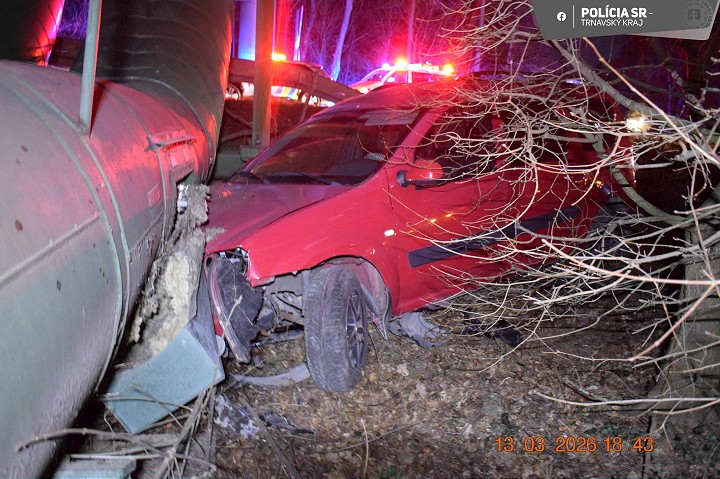 Pri Červeníku narazilo do Dacie neznáme auto, polícia hľadá svedkov nehody