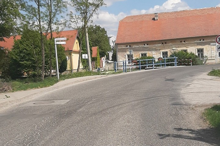 V Bohdanovciach začínajú rekonštruovať cestu od priecestia po most
