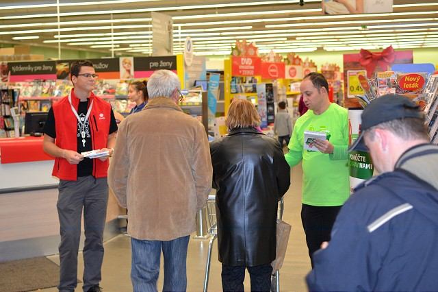 Pri predajniach Tesco spraví charita potravinovú zbierku pre ľudí v núdzi