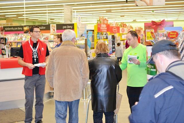 Potravinovú zbierku charity v supermarketoch podporia aj futbalisti Spartaka