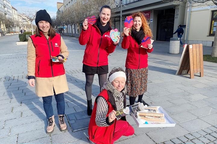 Pošli dobro ďalej. Zamestnanci charity rozdávali v centre Trnavy srdiečka