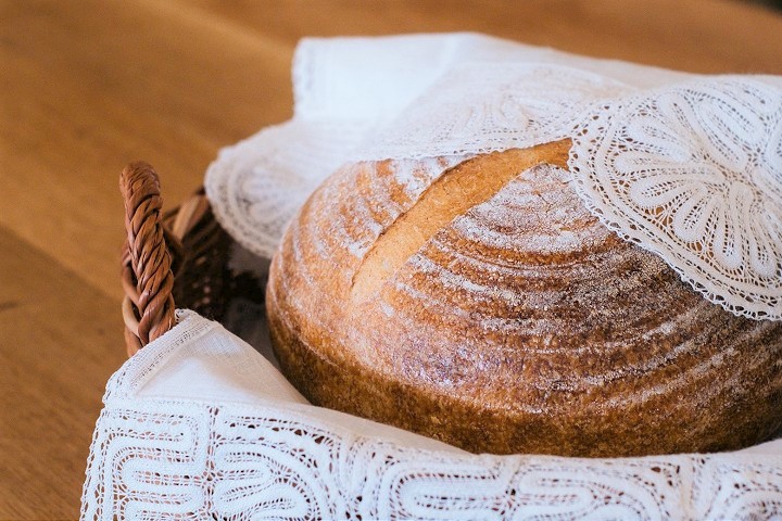 Pápeža Františka privítali na Slovensku chlebom z Trnavy, upiekli ho na Nádvorí