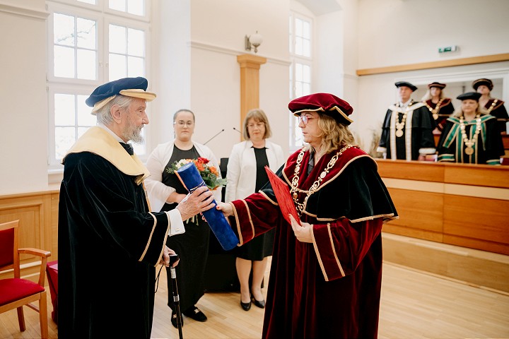 Trnavská univerzita ocenila Bohumila Chmelíka udelením čestného doktorátu