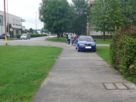 Kuriózna nehoda na Okružnej: Pri cúvaní z chodníka na cestu auto zrazilo chodkyňu