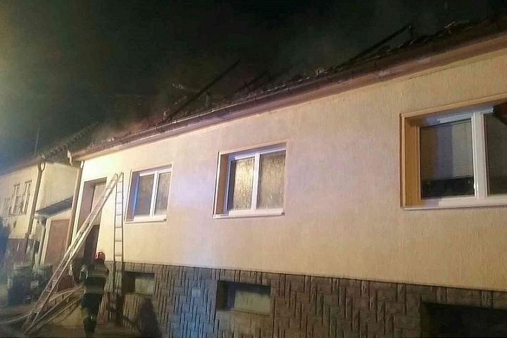 V Chtelnici hasiči ratovali rodinný dom, v Bučanoch horela stodola