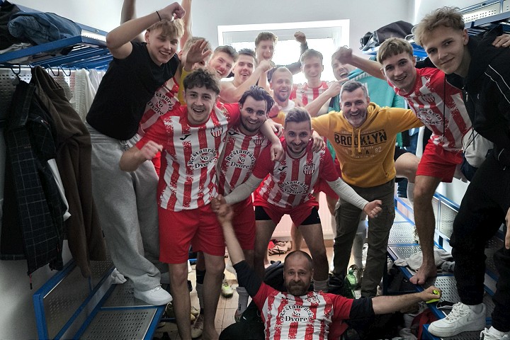 Futbal, 8. liga B: Chtelnica vyhrala derby v Dechticiach, Zavar nadelil kanára