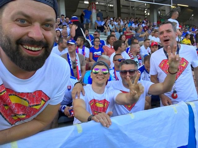 FOTO: Slovenských futbalistov v Poľsku podporil aj Chyno, obliekol si supermanovské tričko
