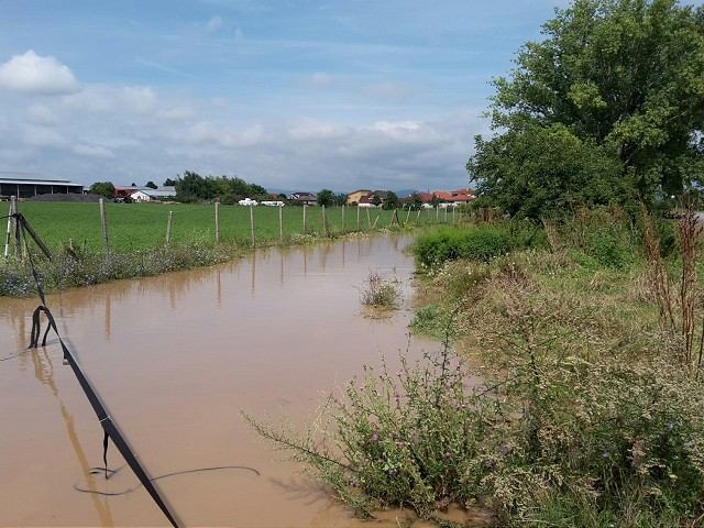 FOTO: Lejak dal Cíferu zabrať, hasiči v obci odčerpávajú vodu po búrke