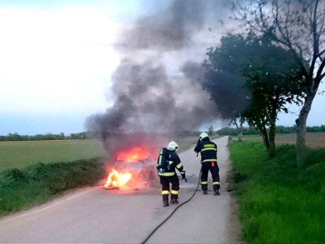 V nedeľu horelo auto pri Cíferi, v noci hasili dve v Piešťanoch