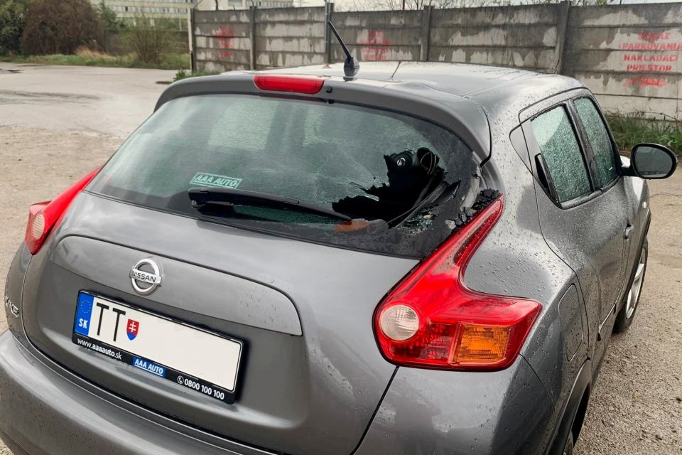 Vandalizmus v Cíferi: Poliak v noci rozbíjal okná na autách aj športovej hale