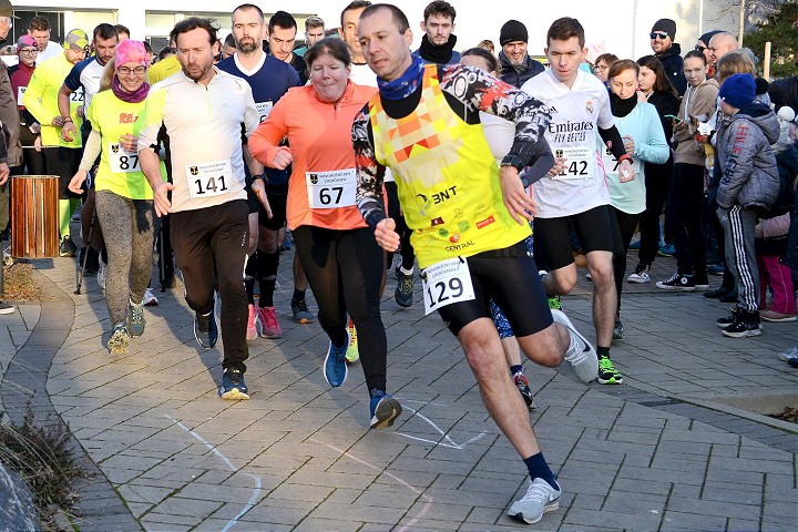 Bežci podčiarkli slogan: Kto chce zhodiť, musí na Nový rok do Cífera chodiť!