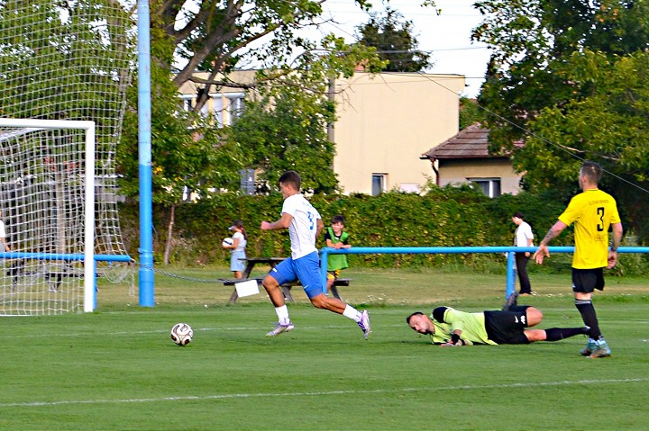 Futbal, 5. a 6. liga: Hlohovec zdolal lídra, Vrbové prehralo kontumačne