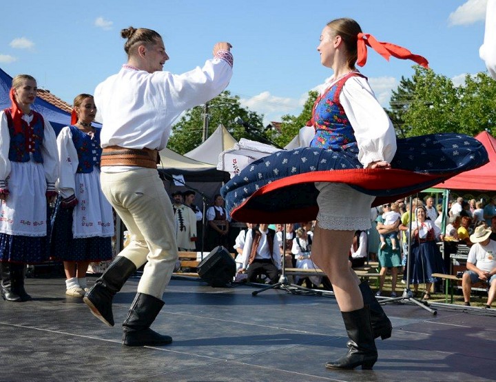Folklórna paráda v Cíferi: Skupinám zo Slovenska tlieskali aj hostia z Moravy