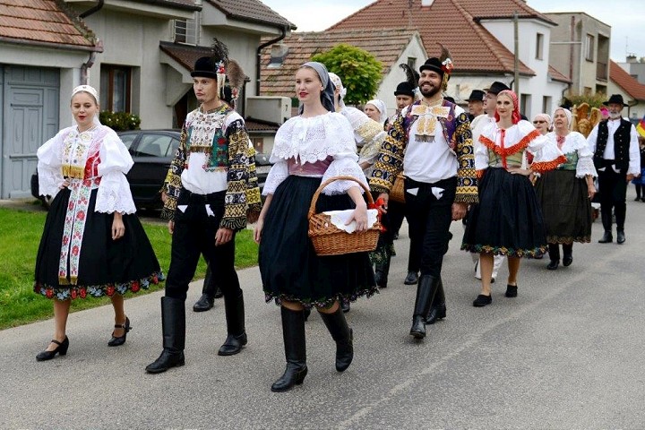 FOTO: Hody v Cíferi ozvláštnil krojovaný sprievod obcou
