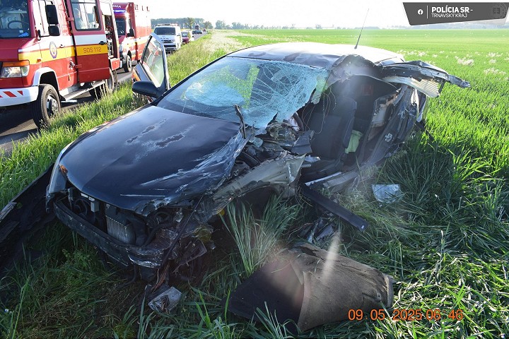 Medzi Cíferom a Hrnčiarovcami narazil Opel Astra do ťahača, obe autá skončili mimo cesty