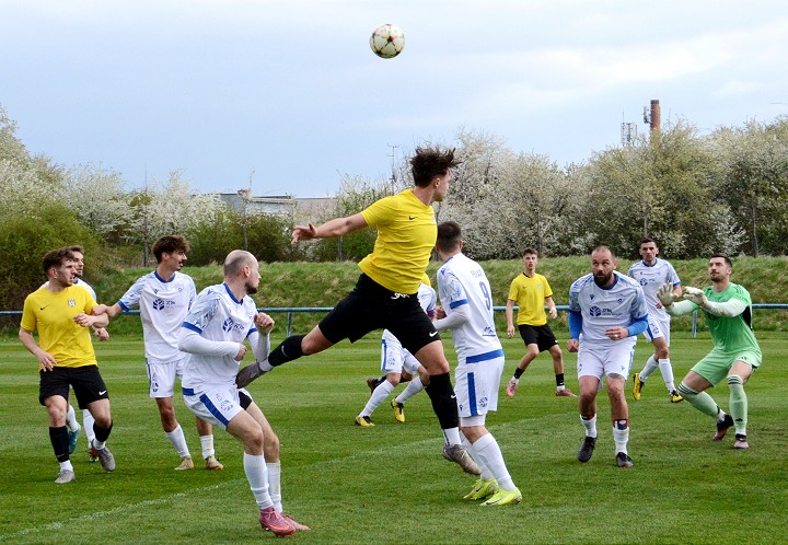 Futbal, 5. a 6. liga: Cífer zdolal Kanianku, Horné Orešany bodovali naplno