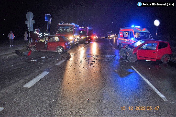 Po havárii pri Cíferi štyria zranení, za Drahovcami vodič po nehode nafúkal