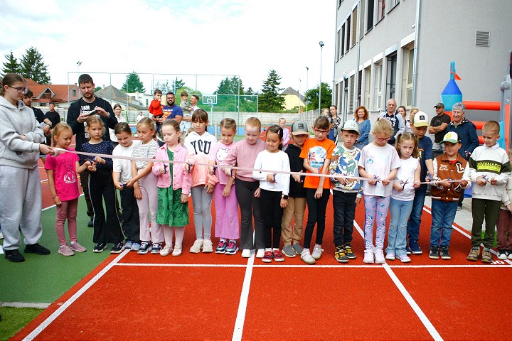 V Cíferi dokončili prístavbu školy, vybudovali atletickú dráhu a športové ihriská