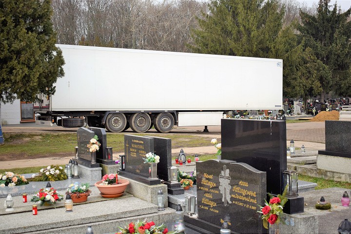 Situácia s koronavírusom je vážna, na cintoríne pristavili chladiarenský príves