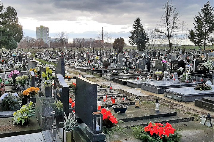 Cintoríny v Trnave sú v tomto období otvorené do neskorých večerných hodín