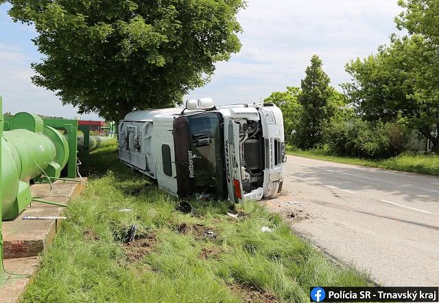 Na Malženickej ceste skončila cisterna s tisíckami litrov nafty v priekope