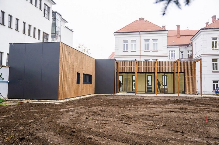 V areáli trnavskej knižnice postavili letnú čitáreň so zelenou strechou