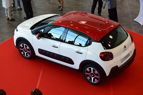Trnavská automobilka darovala odborným školám štyri vozidlá