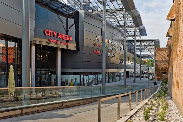 City Arena mení vlastníka, Poór predal nákupné centrum Korbačkovi