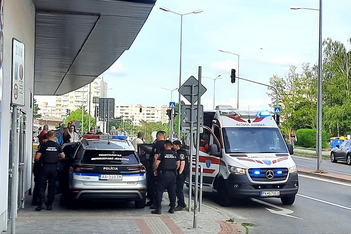 Nechutné divadlo v nákupnom centre, vyčíňanie bitkára zastavili až policajti