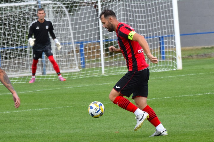 Futbal, 8. liga B: Dechtice zvládli derby v Chtelnici, Veselé vyrabovalo Bojničky