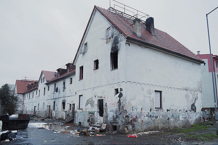Totálne zničený bytový dom na Coburgovej ulici v Trnave čaká búranie