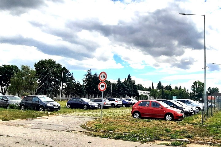 Záchytné parkovisko na Coburgovej už slúži verejnosti, monitorujú ho kamery