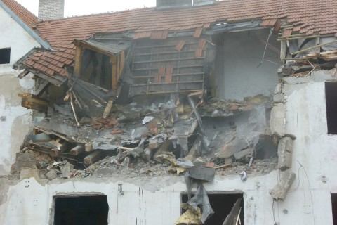 FOTORIPORT: Mesto začalo búrať bytovku na Coburgovej