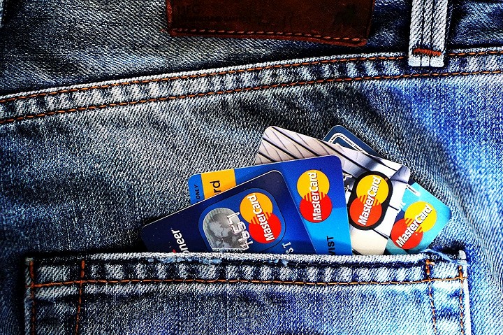 Pozor na podvodníkov! Snažia sa vylákať údaje o bankomatovej karte