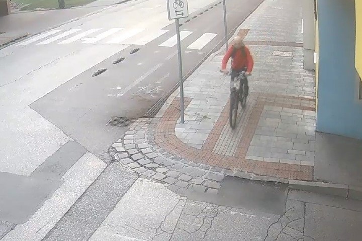 Dvaja cyklisti sa zrazili, polícia hľadá muža, ktorý z miesta nehody odišiel