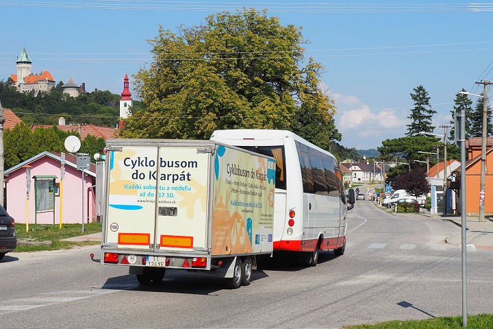 Cyklobus opäť vozí turistov do Malých Karpát aj do regiónu pod Bradlom