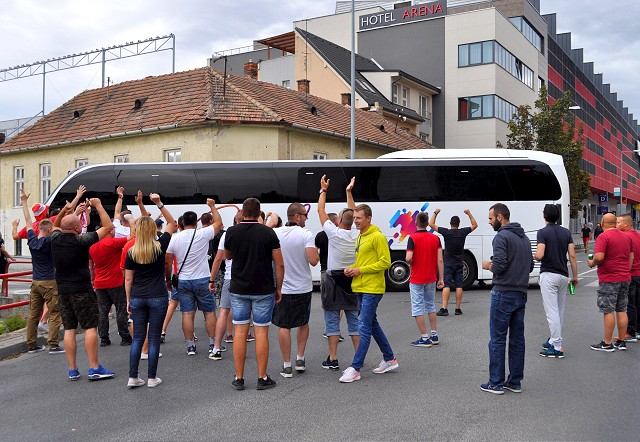 Srbi nedali policajtom dôvod na zákrok, známe sú už zostavy