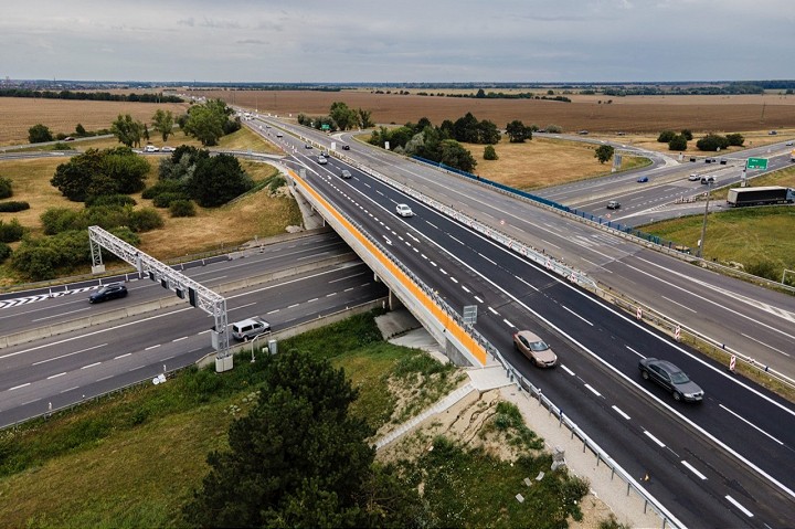 Ľavá polovica mostu nad D1 pri Trnave je úspešne opravená