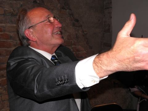 Ako keby umrel Boh. Ale Boh je predsa nesmrteľný...
