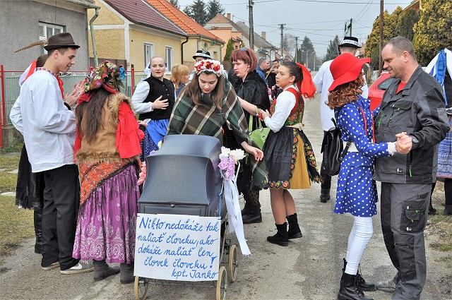 Fašiangy v Dolnom Dubovom: Nikto nedokáže tak naliať človeku, ako človek človeku