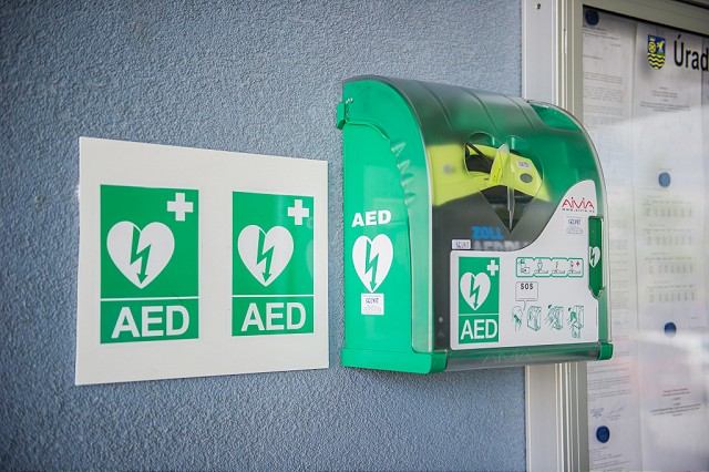 Na budove trnavskej župy osadili verejne prístupný defibrilátor