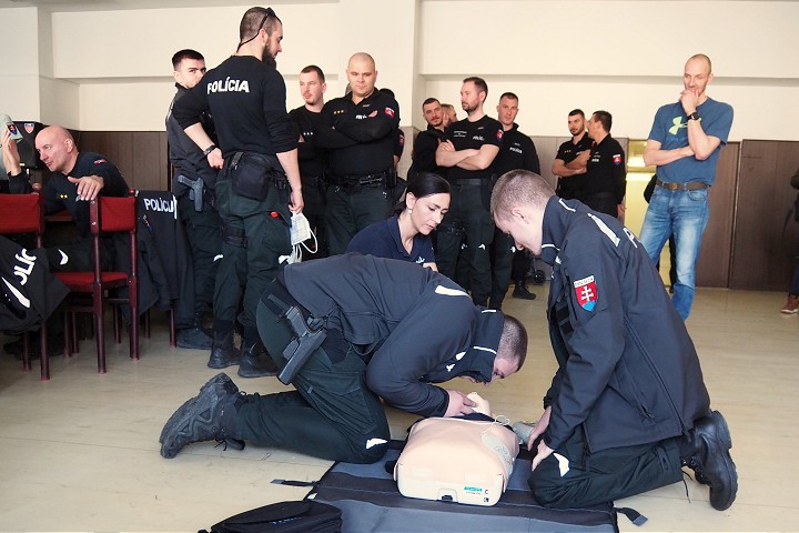 Externé defibrilátory môžu zachrániť život, policajtov školili na ich používanie