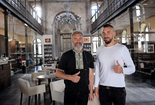Synagóga Café má novú posilu, v kaviarni pracuje známy čašník Roman Delinčák