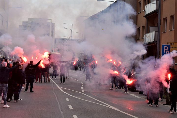 VIDEO: Futbalistov Spartaka vyprevádzali na derby stovky fanúšikov