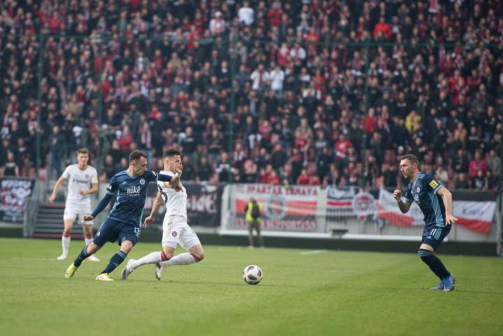 Nedohrané derby: ÚLK rozhodla, že Slovan vyhrá kontumačne