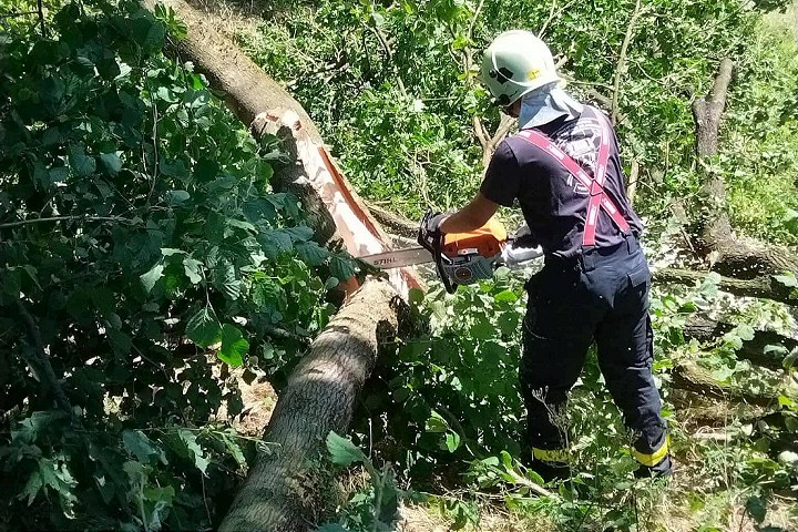 Vláda si všimla aj letnú veternú smršť v obci Dobrá Voda