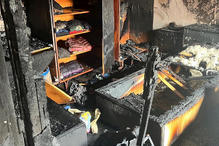 V Chtelnici horel rodinný dom, jedna osoba sa nadýchala splodín horenia