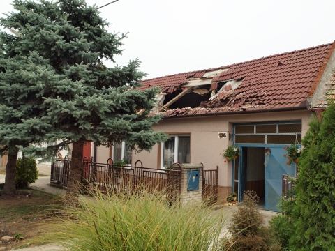 Rameno prevráteného žeriavu drvilo elektrické stĺpy i strechu domu