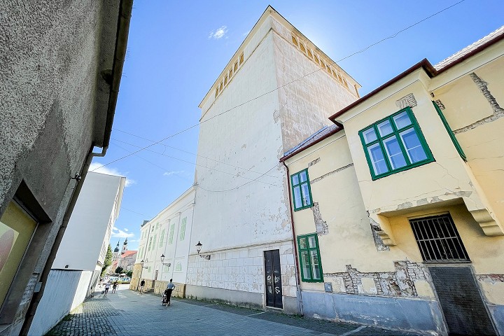 Obnova fasády Divadla Jána Palárika bude pokračovať z Divadelnej ulice